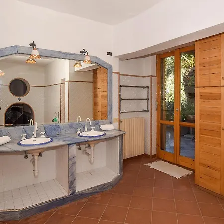 Vakantiehuis Lovely In Forio D'ischia *